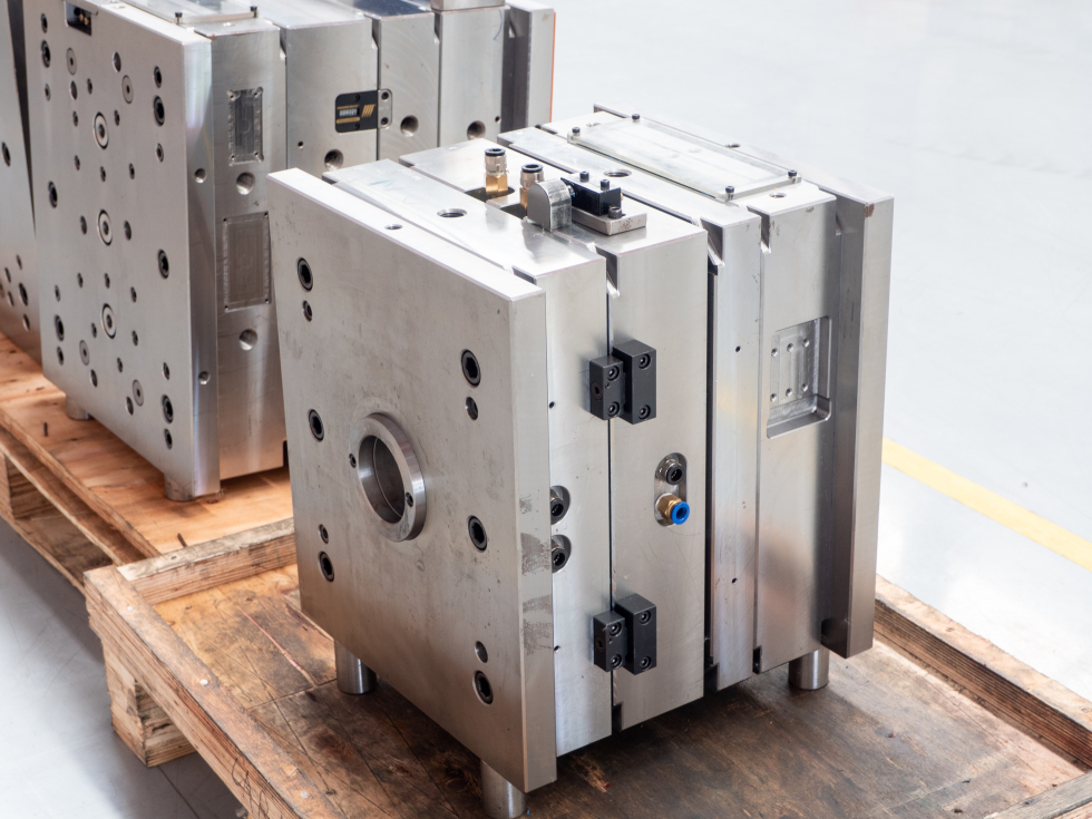Injection mould tool